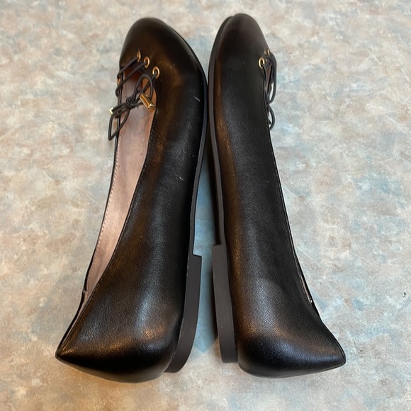 White mt. Black flat shoes (sz 8) - Picture 3 of 8